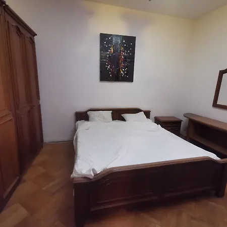 Apartment With 3 In The Center