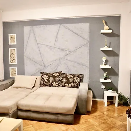 With 3 In The Center Apartment *