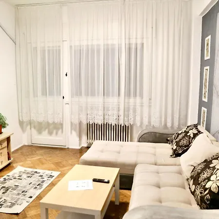 Apartment With 3 In The Center *