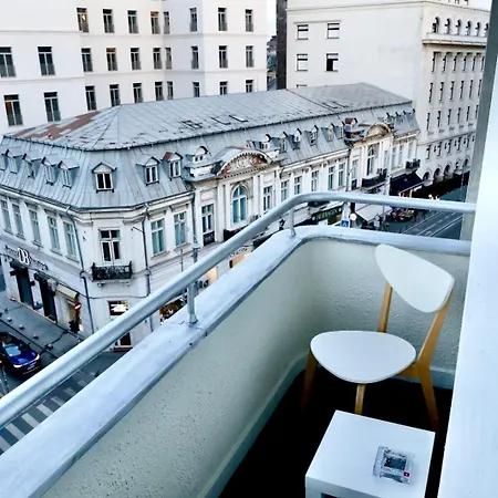 With 3 In The Center Apartament